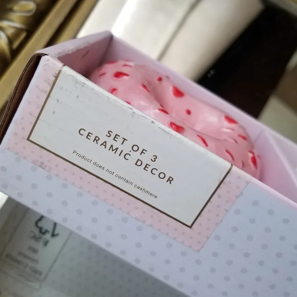 ❗Cupcakes & Cashmere Pink Red Heart Sprinkle Ceramic Donut Set❗ - Picture 4 of 4